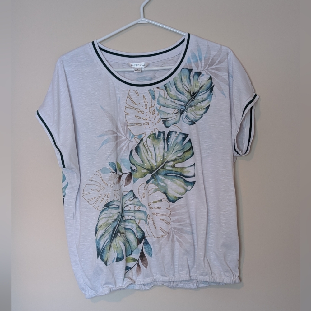 Northern Reflections Leafy Green and White Tee, Size Medium